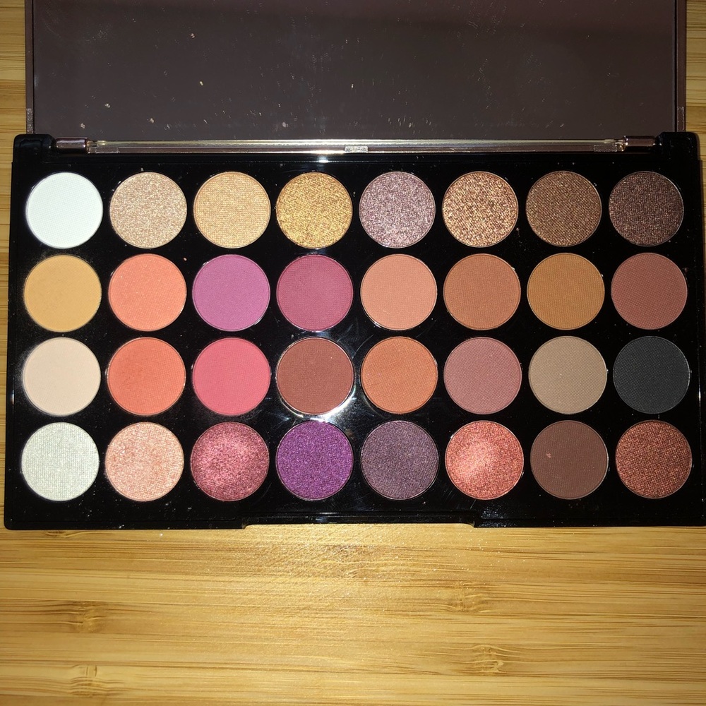 Makeup Revolution Flawless 4 Palette💜💗❤️